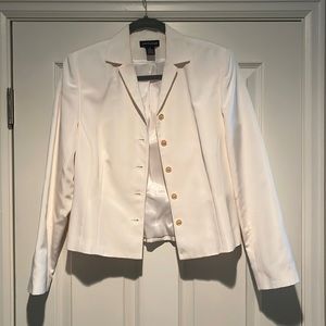 Off white jacket. Women’s size 6, Ann Taylor. 57% silk 43% cotton. Worn once.